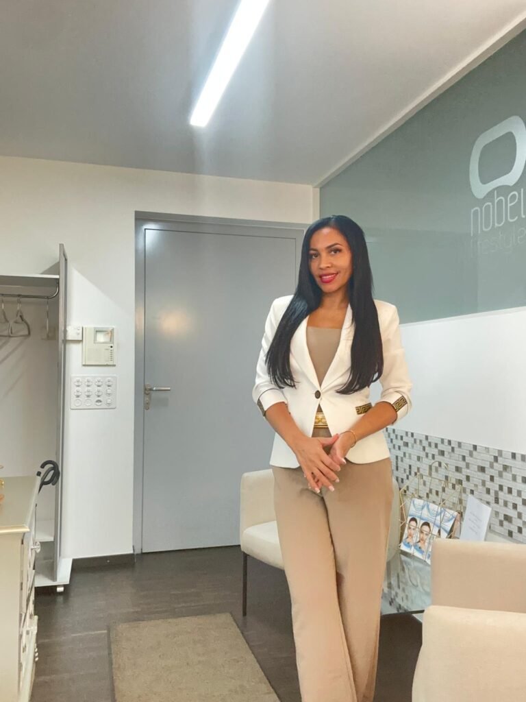 Porträt von Martha Jaquez de Naghachan, Gründerin von Palacio Massage in Zürich, freundlich lächelnd in einem ruhigen Studioambiente.